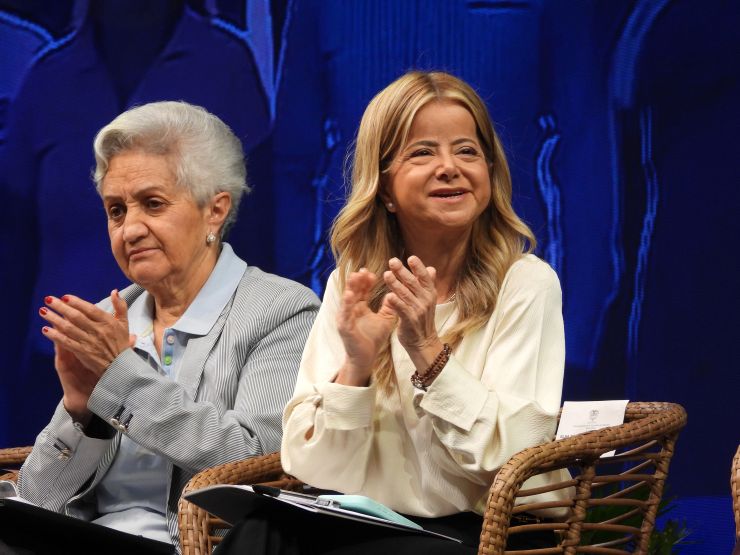 “Leer, Escribir y Amar”: la apuesta de la ministra Ilva Hoyos para construir la Patria Milagro “Leer, Escribir y Amar”: la apuesta de la ministra Ilva Hoyos para construir la Patria Milagro