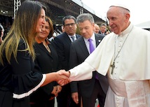 Ministra de Educación saludando al papa Francisco, junto al presidente Juan Manuel Santos