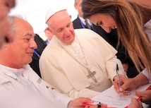 Papa Francisco acompaña firma de convenio para promover la participación de jóvenes en la transformación del país