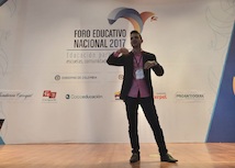 Wemerson Nogueira docente brasilero durante el Foro Educativo Nacional