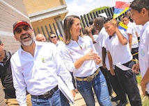 Ministra de Educación y Ministro de Vivienda saludan estudiantes del megacolegio Llano verde