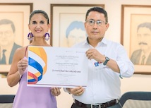 La certificación le fue entregada al rector, Pedro León Reyes Gaspar, en el edificio de posgrados.