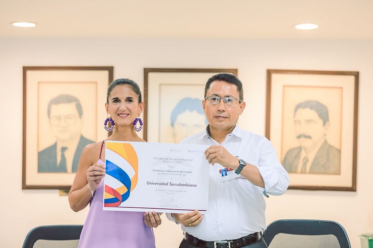 La certificación le fue entregada al rector, Pedro León Reyes Gaspar, en el edificio de posgrados.