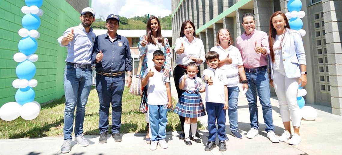 Foto general de los asistentes a la entrega de la Institución Educativa Integrado Irra de Quinchía (Risaralda)
