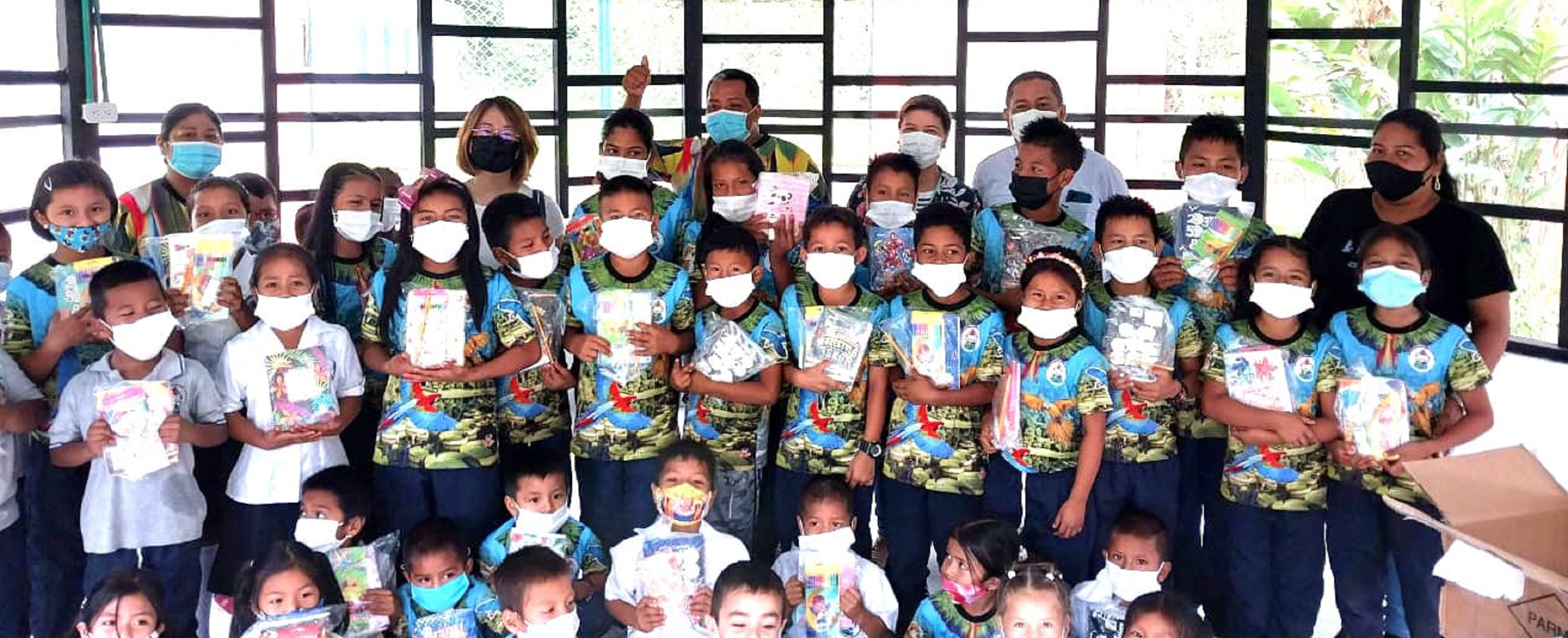 Niños del Amazonas beneficiarios con los kits escolares