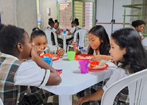 Estudiantes en comedor escolar