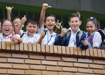 Niños de colegio en un balcón felices