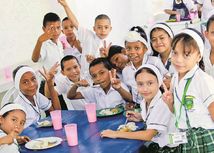 Estudiantes de primaria disfrutando del almuerzo en la escuela