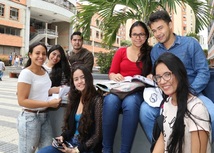 Grupo de jóvenes universitarios sonriendo