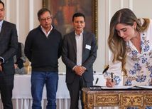 Presidenta del Fondo Nacional del Ahorro, Laura Roa firma convenio de vivienda en casa de Nariño